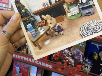 Αδιανόητο: Χριστουγεννιάτικη κάρτα «αστειεύεται» με τα υιοθετημένα παιδιά από ορφανοτροφεία [φωτο]