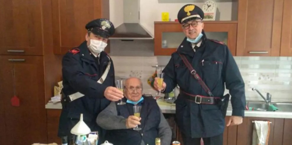 94χρονος παππούς κάλεσε την αστυνομία γιατί ένιωθε μόνος τα Χριστούγεννα