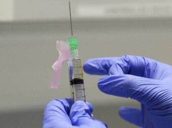 Κορονοϊός: Σάλος σε νοσοκομείο – Εργαζόμενος κατέστρεψε επίτηδες εκατοντάδες δόσεις εμβολίων