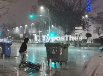 Θεσσαλονίκη: Κάδος «βγήκε» στο δρόμο – Τον μάζευαν περαστικοί
