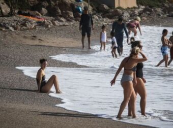 Αγανάκτησαν οι Έλληνες: Γέμισαν κόσμο οι παραλίες σε Φλοίσβο και Καβούρι