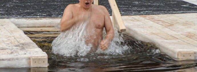 Ο Πούτιν βούτηξε στα παγωμένα νερά στους -20 βαθμούς για να τιμήσει τα Θεοφάνεια (vid)