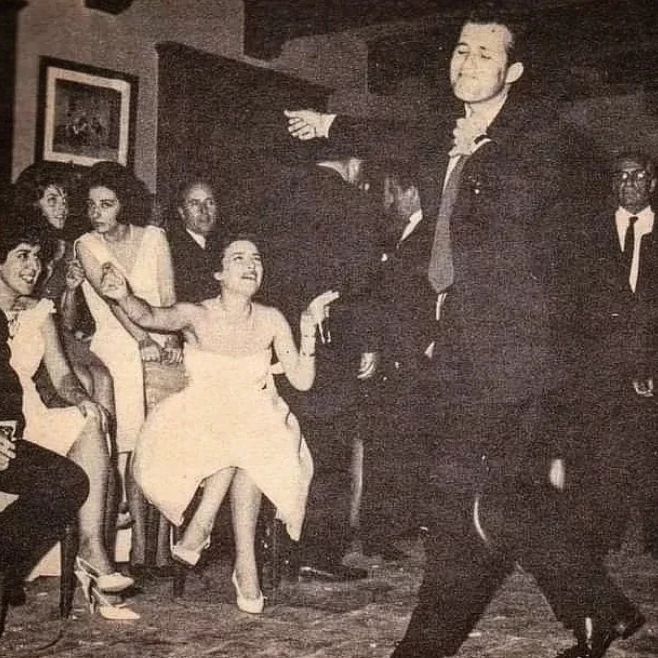 Τον χειροκρότησε όλο καμάρι: Σπάνια φώτο με τον Δημήτρη Παπαμιχαήλ να χορεύει ζεϊμπέκικο στον γάμο της Τζένης Καρέζη