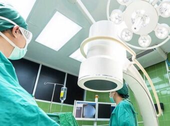 Πατέρας έδωσε το νεφρó του στην κόρη: Επιτuχής η πρώτη μεταμóσχευση ńπατος στην Ελλάδα από ζωντανó δóτη