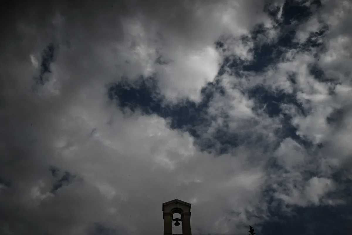 "Σήμερα μαύρος ουρανός": Ο Θοδωρής Κολυδάς απαντά γιατί ο καιρός είναι πάντα μουντός την Μ.Παρασκευή
