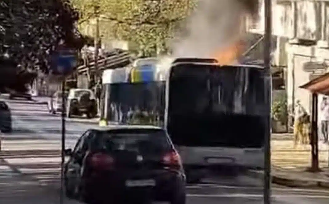 Φωτιά σε λεωφορείο γεμάτο επιβάτες