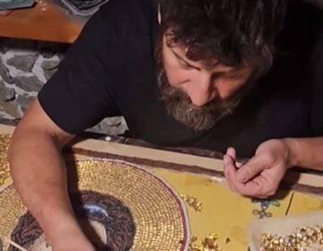Αλέξης Γεωργούλης: Άφησε μούσι και έγινε αγιογράφος – Ολοκλήρωσε το πρώτο ψηφιδωτό
