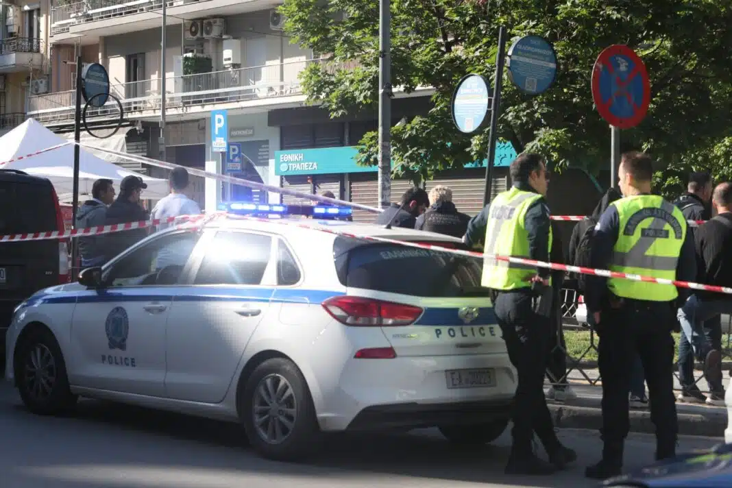 Αυτή είναι η γυναίκα που ανατινάχθηκε έξω από τράπεζα στη Θεσσαλονίκη – Βίντεο σοκ από τα πρώτα δευτερόλεπτα μετά την έκρηξη