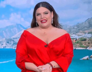 Toυς… τελείωσε με τον τρόπο της: Η Δανάη Μπάρκα εμφανίστηκε με το ίδιο φόρεμα όπως ξεκίνησε πριν 5 χρόνια και… αποχαιρέτησε το κοινό