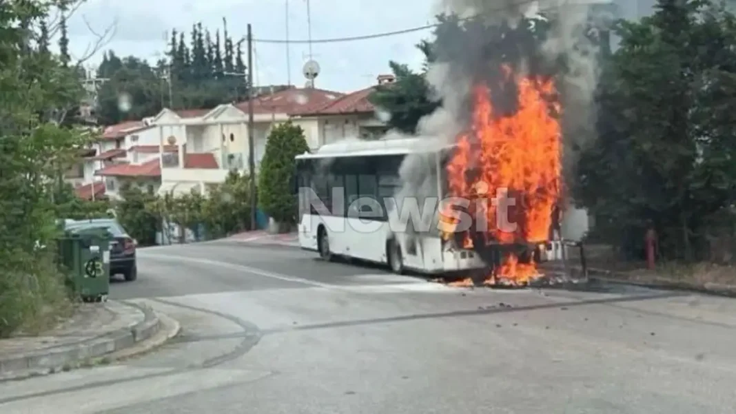 Λεωφορείο του ΚΤΕΛ πήρε φωτιά εν κινήσει – Πρόλαβαν να βγουν οι επιβάτες