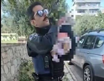 Άλιμος: Η στιγμή που αστυνομικός παίρνει στην αγκαλιά του το βρέφος που εντοπίστηκε δίπλα σε σκουπίδια