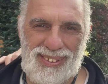 Δεν πάει το μυαλό σας: Ο άντρας που ποζάρει σε αυτήν την φωτογραφία είναι ο αδερφός του πιο όμορφου Έλληνα ηθοποιού