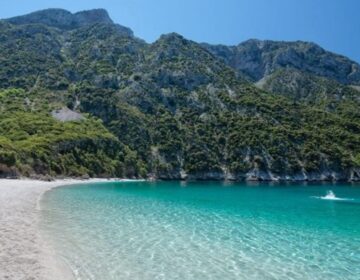 Η «Γαλάζια Λίμνη» της Ευβοίας: Μόλις 3 ώρες από την Αθήνα μια από τις πιο όμορφες παραλίες της Ελλάδας