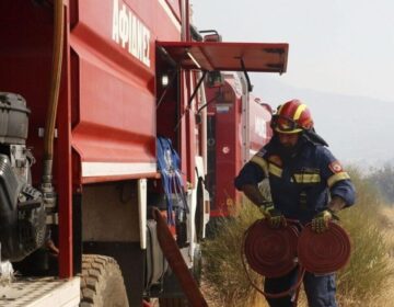 ΦΩΤΙΑ ΣΤΗΝ ΠΑΛΛΗΝΗ – ΔΙΠΛΑ ΣΤΗΝ ΑΤΤΙΚΗ ΟΔΟ – ΔΙΝΕΙ ΜΑΧΗ ΝΑ ΤΗΝ ΣΒΗΣΕΙ Η ΠΥΡΟΣΒΕΣΤΙΚΗ