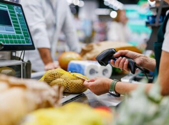 Αγίου Πνεύματος 2025: Τι ισχύει με τα σούπερ μάρκετ και ποια καταστήματα θα λειτουργούν κανονικά