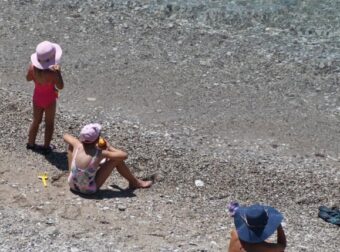 ΣΥΝΑΓΕΡΜΟΣ ΓΙΑ ΟΛΟΥΣ ΤΟΥΣ ΓΟΝΕΙΣ ΠΟΥ ΠΑΝΕ ΘΑΛΑΣΣΑ ΜΕ ΤΑ ΠΑΙΔΙΑ ΤΟΥΣ – ΕΜΦΑΝΙΣΤΗΚΕ ΑΥΤΟ – ΑΝ ΤΟΥΣ ΤΣΙΜΠΗΣΕΙ ΠΑΤΕ ΝΟΣΟΚΟΜΕΙΟ