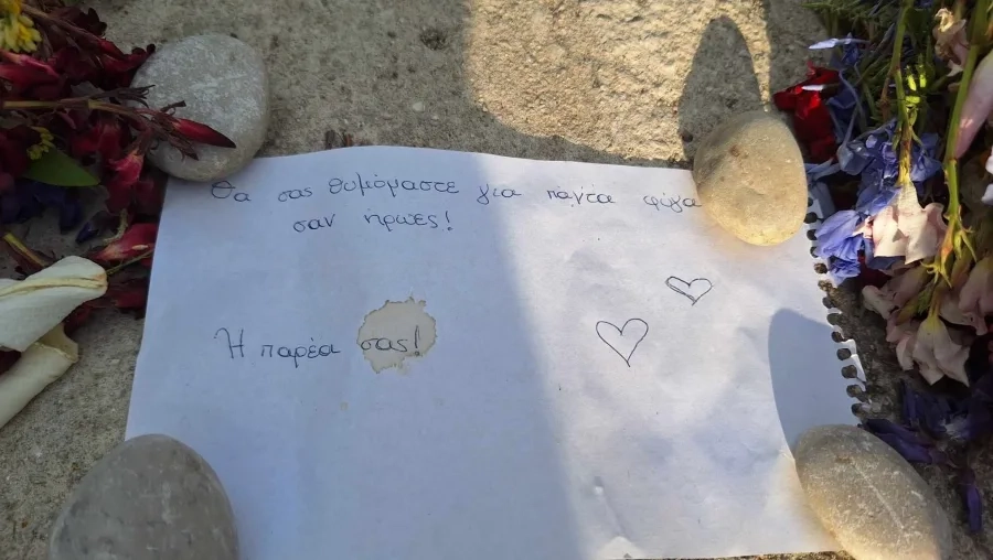 Άραχθος: «Φύγατε σαν ήρωες» – Ραγίζει καρδιές το σημείωμα που άφησαν οι φίλοι των δύο παιδιών