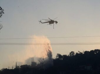 ΜΕΓΑΛΗ ΦΩΤΙΑ ΤΩΡΑ ΣΤΗΝ ΕΛΛΑΔΑ ΚΑΙΕΙ ΤΑ ΠΑΝΤΑ ΣΤΟ ΠΕΡΑΣΜΑ ΤΗΣ – ΔΙΝΕΙ ΜΑΧΗ Η ΠΥΡΟΣΒΕΣΤΙΚΗ