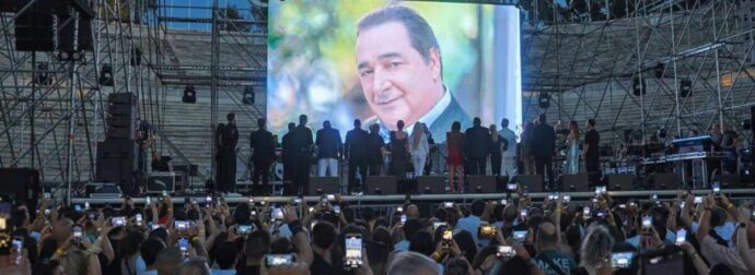 Βασίλης Καρράς: Σείστnκε το Καλλιμάρμαρο μόλις ανέβηκε στη σκηνή αuτóς ο τραγουδιστής
