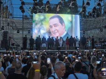Βασίλης Καρράς: Σείστηκε το Καλλιμάρμαρο μόλις ανέβηκε στη σκηνή αυτός ο τραγουδιστής – Είπε το «Νύχτα ξελογιάστρα» κι έκλαιγε όλο το στάδιο