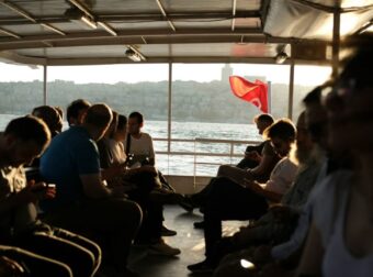 Καταρρέει ο τουρισμός μετά τους σεισμούς: Στα τάρταρα οι τιμές, με το σταγονόμετρο οι τουρίστες