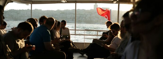 Καταρρέει ο τουρισμός μετά τους σεισμούς: Στα τάρταρα οι τιμές, με το σταγονόμετρο οι τουρίστες