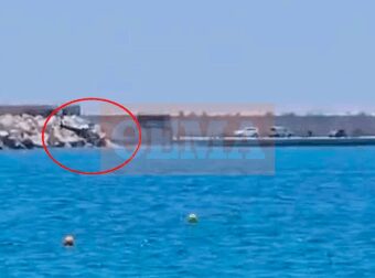 ΕΚΤΑΚΤΟ: Πτώση ελικοπτέρου ΤΩΡΑ στη Μαρίνα Βουλιαγμένης – ΤΟ ΒΙΝΤΕΟ από τη στιγμή που πέφτει στη θάλασσα