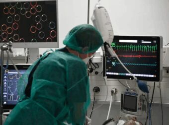 Συναγερμός στην Ελλάδα: Στη ΜΕΘ τουρίστρια με τη «νόσο των λεγεωνάριων» – Τι είναι η λεγεωνέλλωση