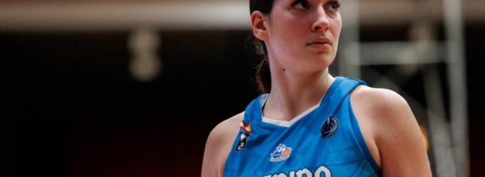 Ίσως η πιο ψηλή Ελληνίδα αυτή την στιγμή: Έχετε δει την κόρη του Παναγιώτη Φασούλα, Μαριέλλα; Θα πάθετε πλάκα! Είναι 1,95 και κουκλάρα