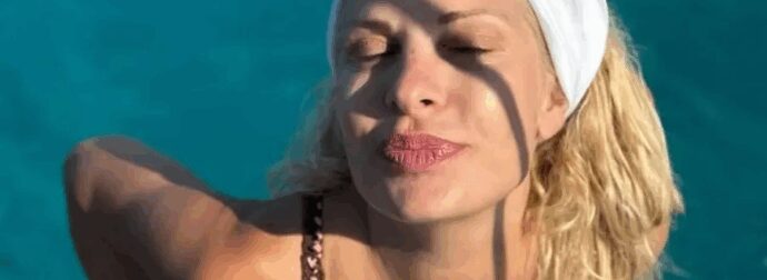 Η Μενεγάκη πήγε για μπάνιο και έδειξε το κορμί της που μοιάζει καλύτερο και από 25χρονης
