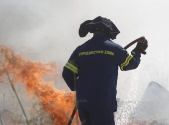 ΦΩΤΙΑ ΤΩΡΑ ΔΙΠΛΑ ΣΕ ΞΕΧΟΔΟΧΕΙΟ ΓΕΜΑΤΟ ΚΟΣΜΟ – ΔΙΝΕΙ ΜΑΧΗ ΝΑ ΤΗΝ ΣΒΗΣΕΙ Η ΠΥΡΟΣΒΕΣΤΙΚΗ