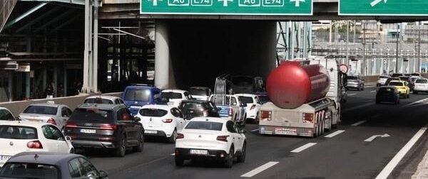 ΧΑΟΣ ΣΤΟ ΚΕΝΤΡΟ ΤΗΣ ΑΘΗΝΑΣ ΠΟΥ ΑΥΤΗ ΤΗΝ ΣΤΙΓΜΗ «ΒΟΥΛΙΑΖΕΙ» ΑΠΟ ΚΟΣΜΟ ΜΕΤΑ ΑΠΟ ΑΥΤΟ ΠΟΥ ΕΓΙΝΕ