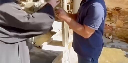 Η στιγμή που ο Μελ Γκιμπσον πίνει Αγιασμό στο Άγιο Όρος
