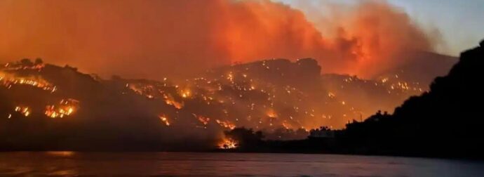 Ανεξέλεγκτη η φωτιά στο Λασίθι – Κάηκαν σπίτια και απειλούνται ξενοδοχεία – Εκκενώσεις οικισμών, κόσμος απομακρύνθηκε με σκάφη