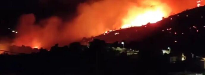 ΜΕΓΑΛΗ ΦΩΤΙΑ ΤΩΡΑ ΜΕΣΑ ΣΤΗ ΝΥΧΤΑ – ΣΤΟΥΣ ΔΡΟΜΟΥΣ ΟΙ ΚΑΤΟΙΚΟΙ – ΣΤΙΣ ΑΥΛΕΣ ΤΟΥΣ ΟΙ ΦΛΟΓΕΣ