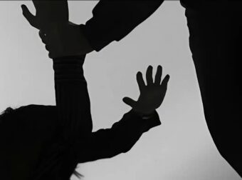 Παρουσιάστρια πλάκωσε στον ξύλο της κόρη της σε δρόμο της Βουλιαγμένης