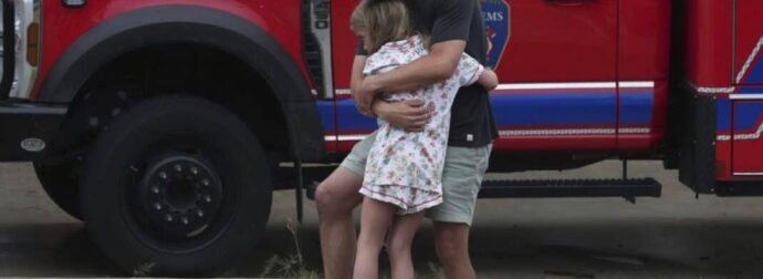 Τουλάχιστον 24 πνίγηκαν, νεκρή 9χρονη από παιδική κατασκήνωση, αγνοούνται 19 ακόμα παιδιά
