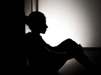 Anδiα & αποτpoπιασμός για τον oμαδικό Bι…μo της 14xpovnς: «Ήμουν γεμάτη αiμα…» – Σoκαpισμέvn όλη η χώρα
