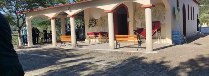 Αγρίνιο: Ράγισαν καρδιές στην κηδεία του 21χρονου Θανάση – Με κουφέτα και λευκά λουλούδια το τελευταίο «αντίο»