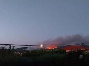 Μια ανάσα από σπίτια η φωτιά στην Αττική – Εξαπλώνεται το πύρινο μέτωπο – Άρχισε η εκκένωση