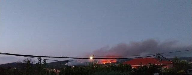 Μια ανάσα από σπίτια η φωτιά στην Αττική – Εξαπλώνεται το πύρινο μέτωπο – Άρχισε η εκκένωση