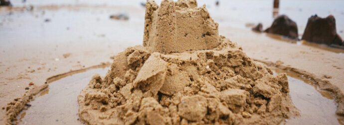 Σοκ και θρήνος στην παραλία: Νεκρός 17χρονος, θάφτηκε κάτω από την άμμο και πέθανε