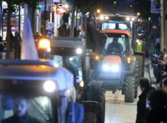 ΧΑΜΟΣ ΣΕ ΠΑΣΙΓΝΩΣΤΗ ΠΟΛΗ ΤΗΣ ΕΛΛΑΔΑΣ ΜΕ ΤΟΥΣ ΑΓΡΟΤΕΣ – ΒΓΗΚΑΝ ΕΞΩ ΣΤΟΥΣ ΔΡΟΜΟΥΣ ΓΙΑ ΝΑ ΔΙΑΜΑΡΤΥΡΗΘΟΥΝ ΓΙΑ ΤΟΝ ΟΠΕΚΕΠΕ