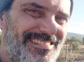 Γκρίζα μαλλιά, εντελώς αλλαγμένος – Πώς ήταν ο αγαπημένος «κακός» του «Παρά Πέντε»