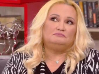 ΤΡΑΓΙΚΕΣ ΩΡΕΣ ΓΙΑ ΚΑΙΤΗ ΦΙΝΟΥ: ΒΓΗΚΕ ΔΗΜΟΣΙΑ ΚΑΙ ΖΗΤΑΕΙ ΕΝΑ