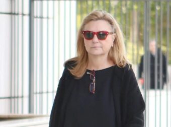Ένα δικαστήριο ολόκληρο γύρισε και την κοίταξε: Τι έκανε η Ελπίδα Νίνου μόλις άκουσε ότι ο άντρας της, Πέτρος Φιλιππίδης, είναι ένοχος