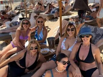 «Πόσο προκλητική φωτογραφία…» – Σάλος με πασίγνωστες Ελληνίδες που πήγαν για μπάνιο όλες μαζί σε πασίγνωστο νησί