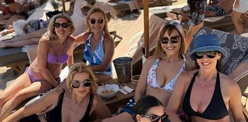 «Πόσο προκλητική φωτογραφία…» – Σάλος με πασίγνωστες Ελληνίδες που πήγαν για μπάνιο όλες μαζί σε πασίγνωστο νησί