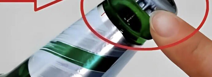 Το καπάκι του μπουκαλιού έχει μια μικρή, εύκολα εντοπίσιμη τελίτσα: το κόλπο που χρειαζόσουν.