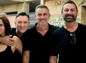 Ο Γιώργος Καπουτζίδης ποζάρει με την παρέα του «Πάρα Πέντε» μετά την κηδεία του Γεράσιμου Μιχελή
